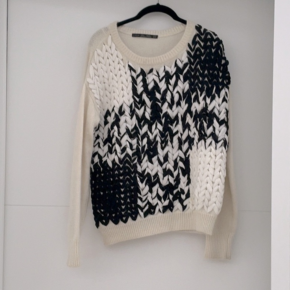Zara knit sweater 
Wool with black and white detail